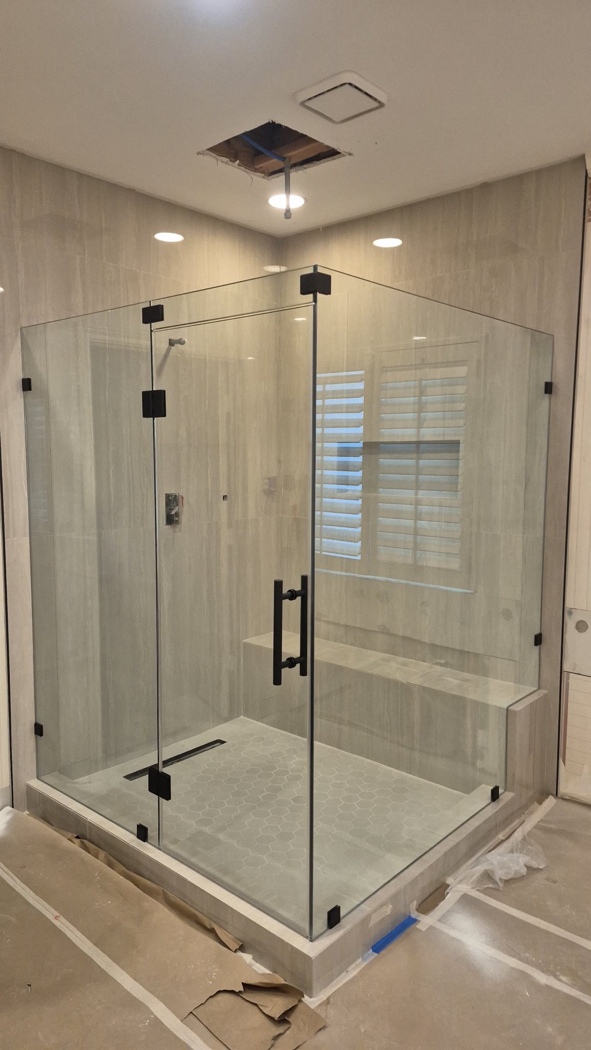 Glass-to-glass door at a 90° angle reference photo: the glass door hangs from the glass panel with glass-to-glass hinges
