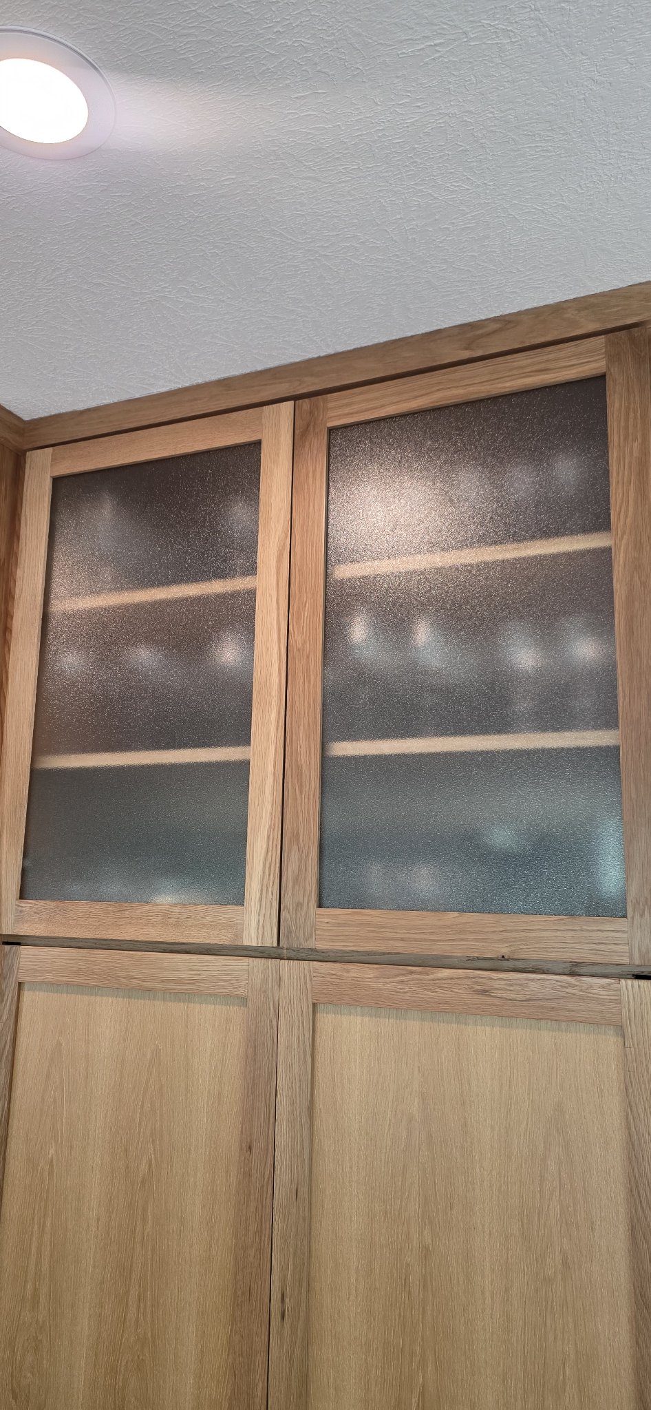 Glas Plus cabinet glass example: upper kitchen cabinets with frosted glass