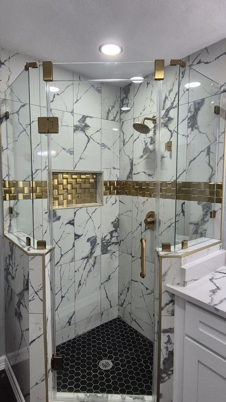 Glas Plus job: 135° neo-angle over half walls with gold hardware