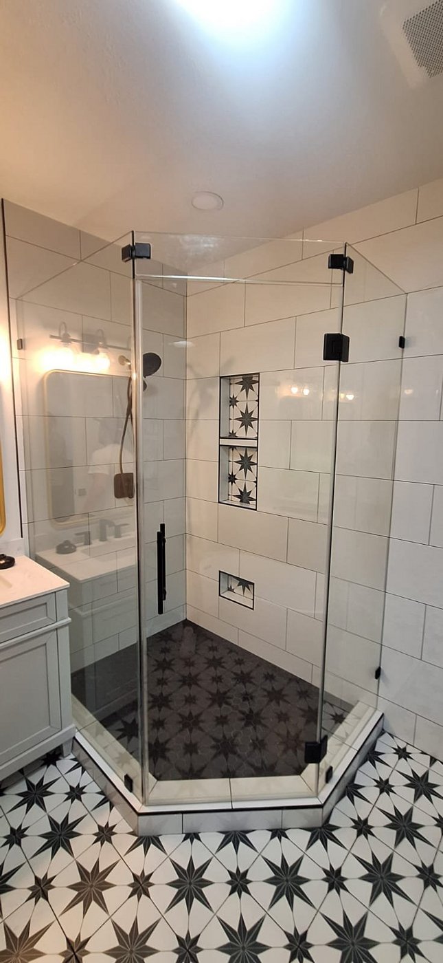 Glas Plus job: 135° neo-angle with black hardware