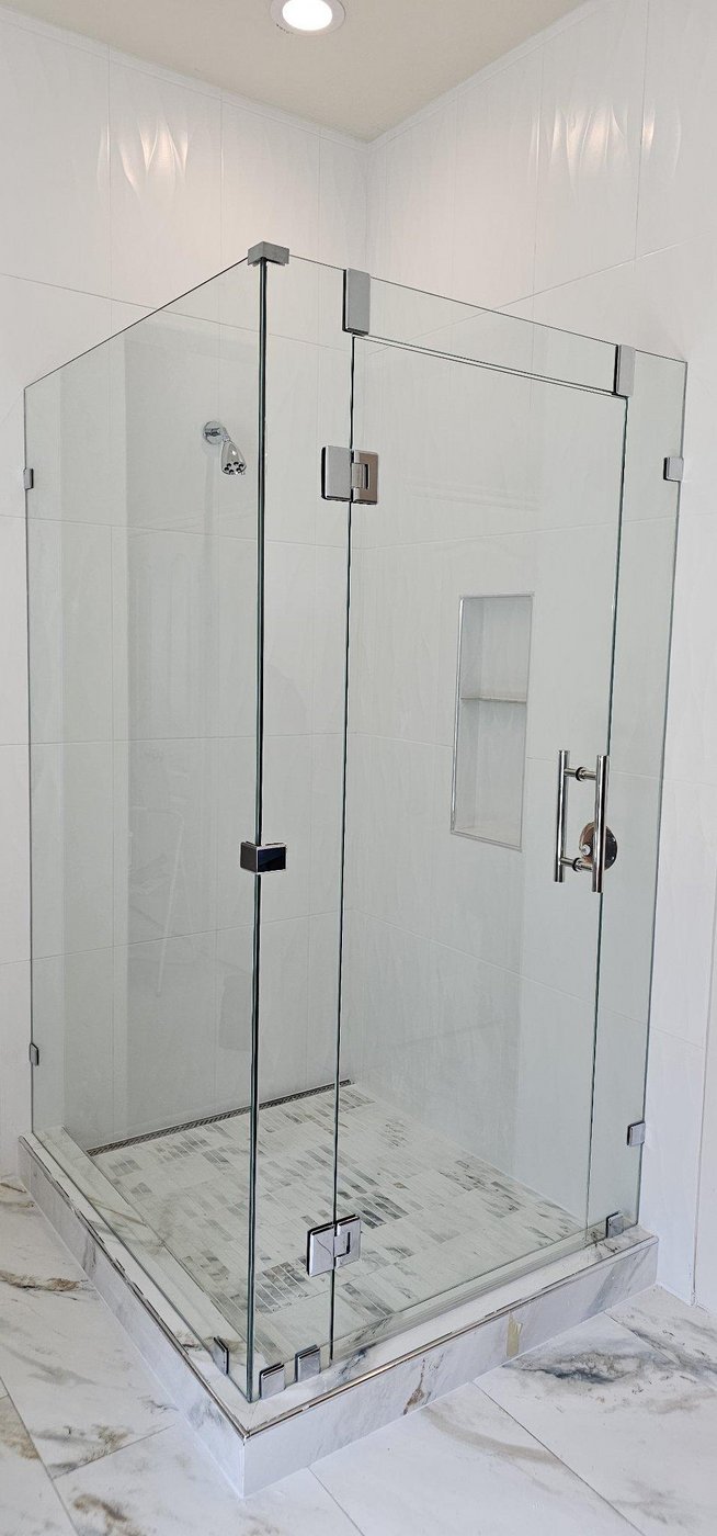 Glas Plus job: 90° angle with chrome hardware