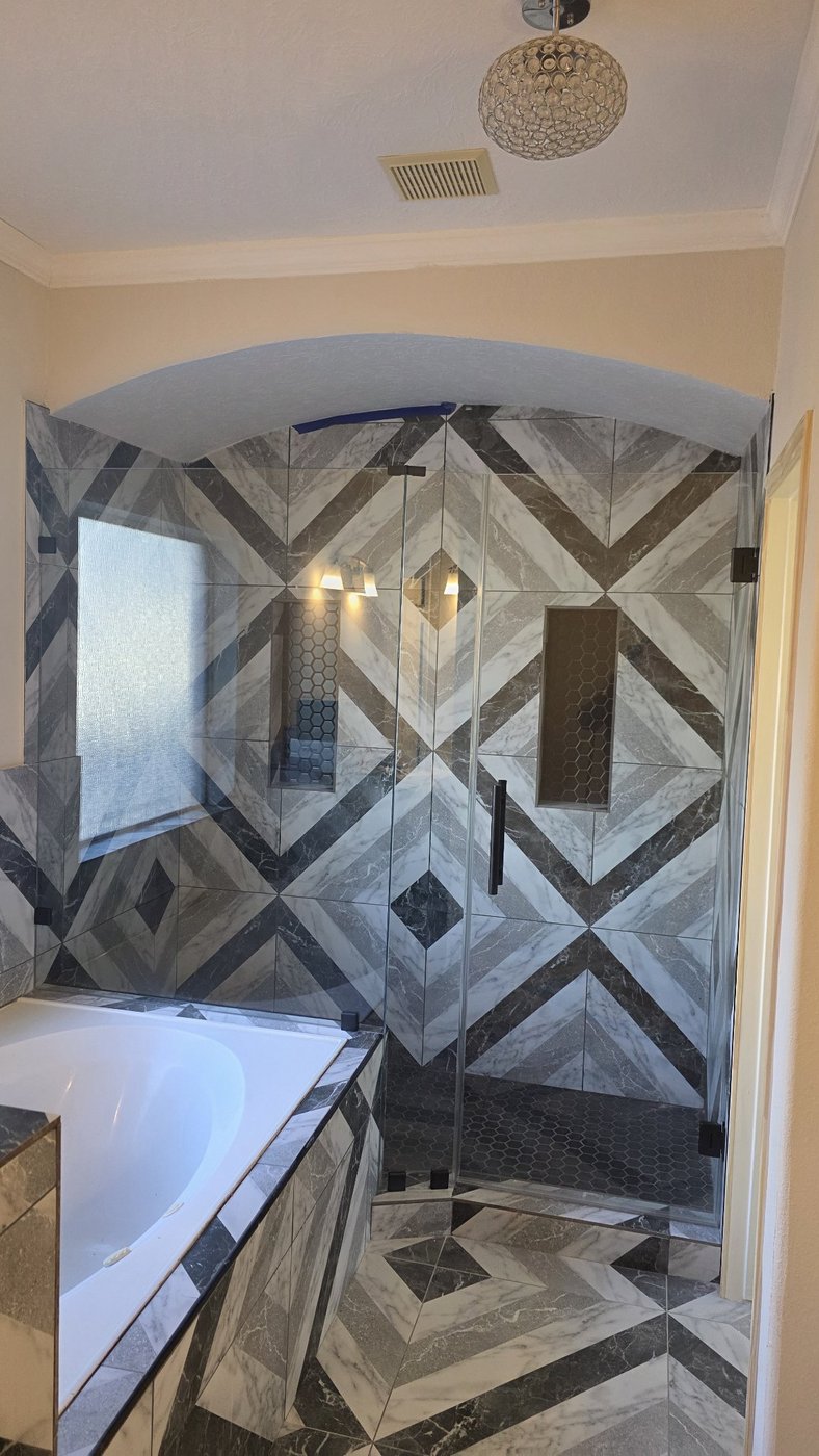 Glas Plus job: 90° angle with black hardware