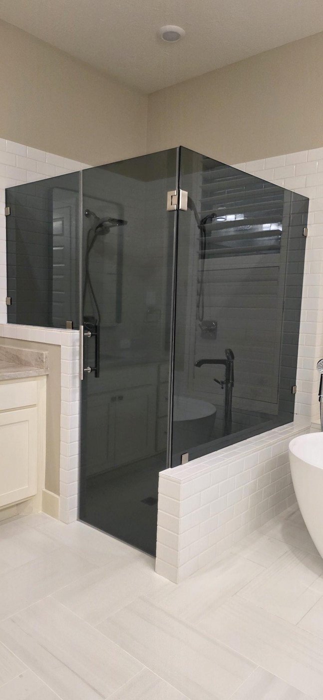 Glas Plus job: 90° angle with grey glass mounted on walls