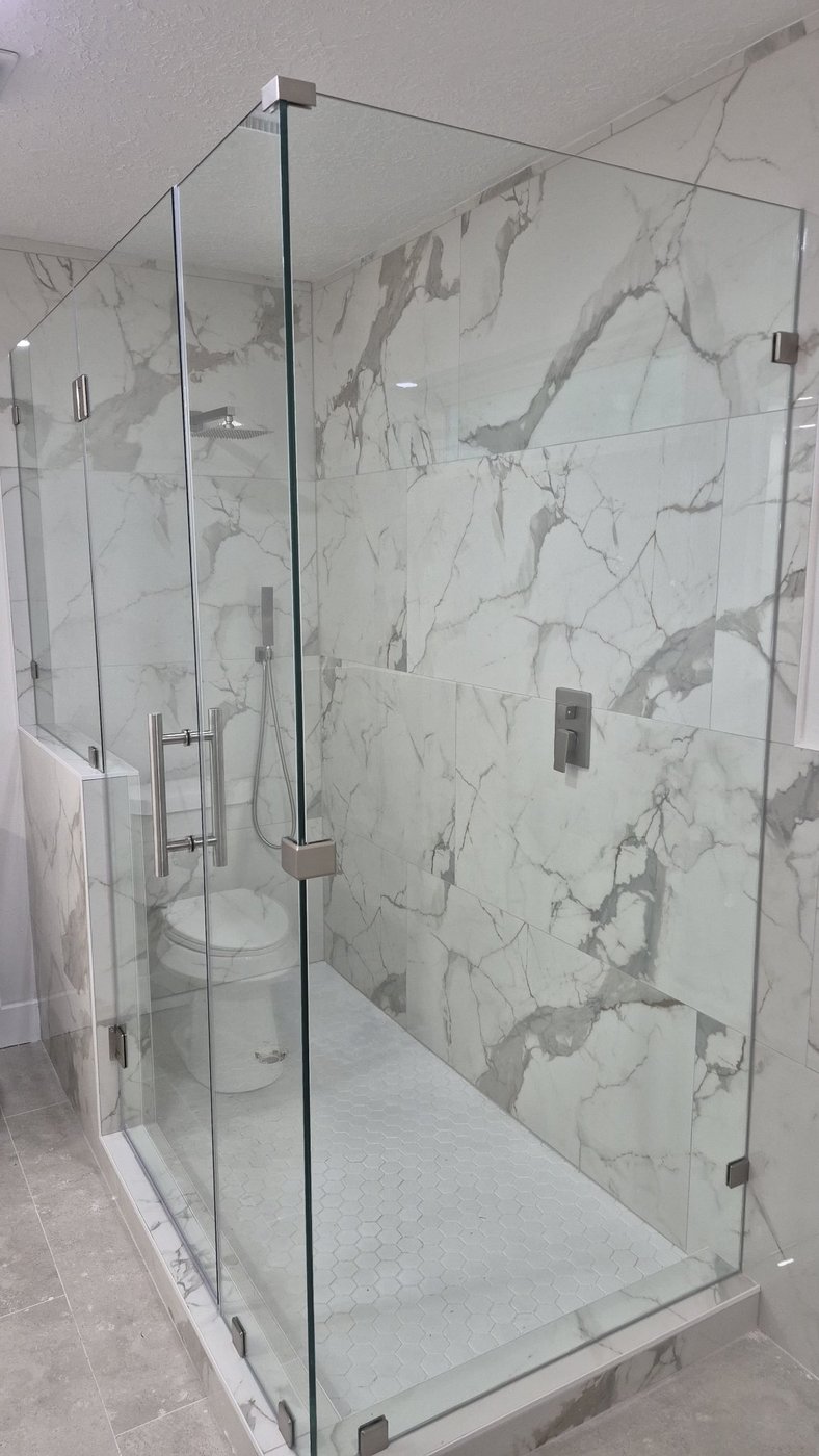 Glas Plus job: 90° angle in light marble with brushed nickel hardware