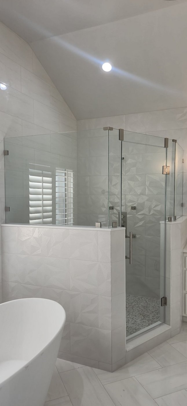Glas Plus job: 90° angle with glass panels mounted on half walls