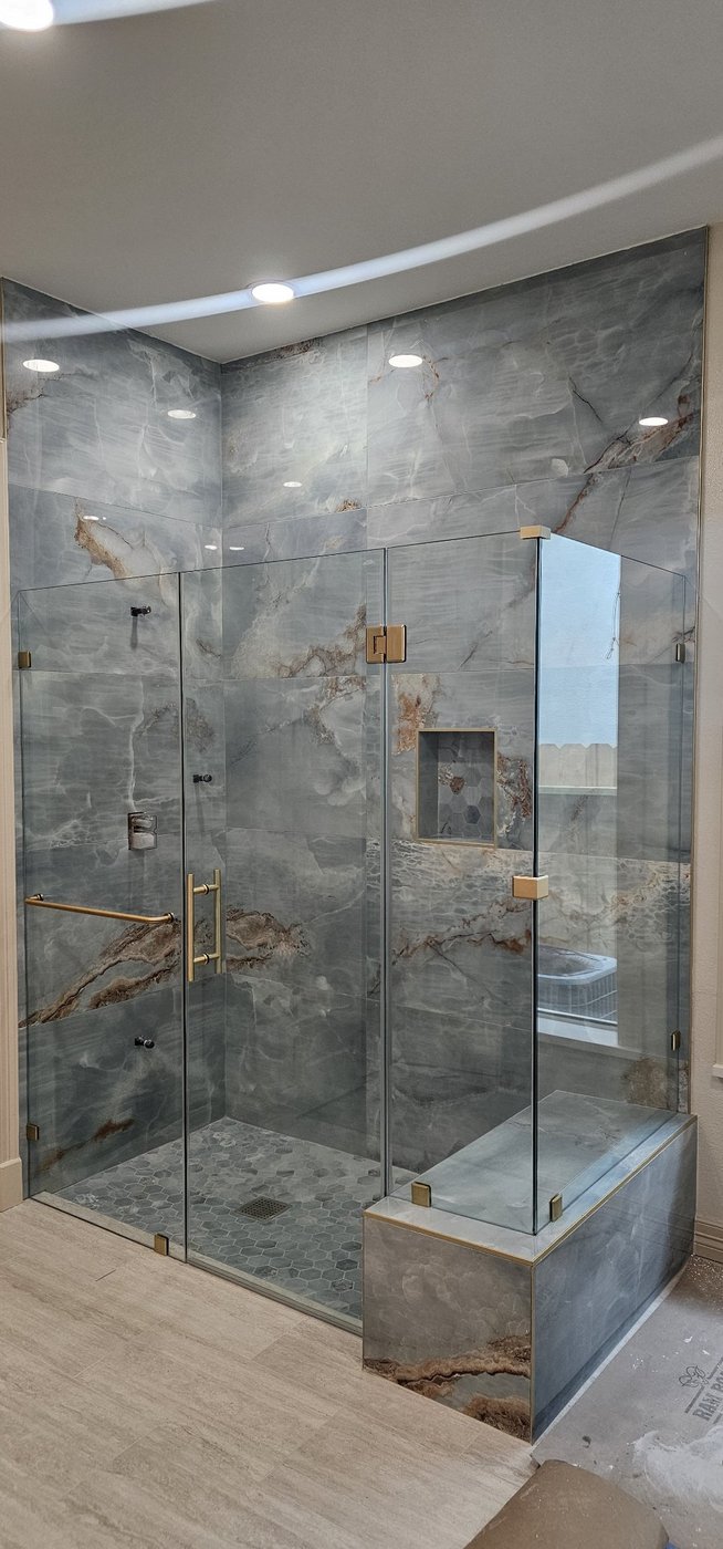 Glas Plus job: gold 90° angle with a glass return over a wall