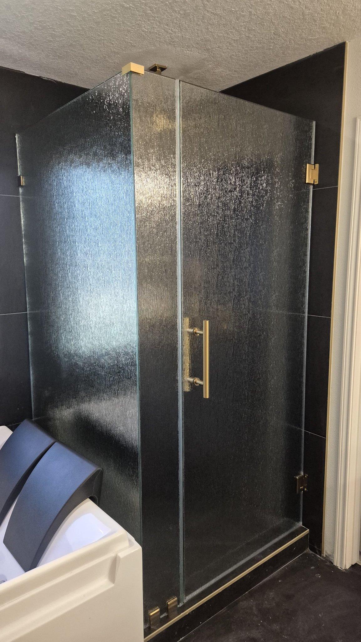 Glas Plus job: 90° angle shower with Rain glass (rain texture) and gold hardware