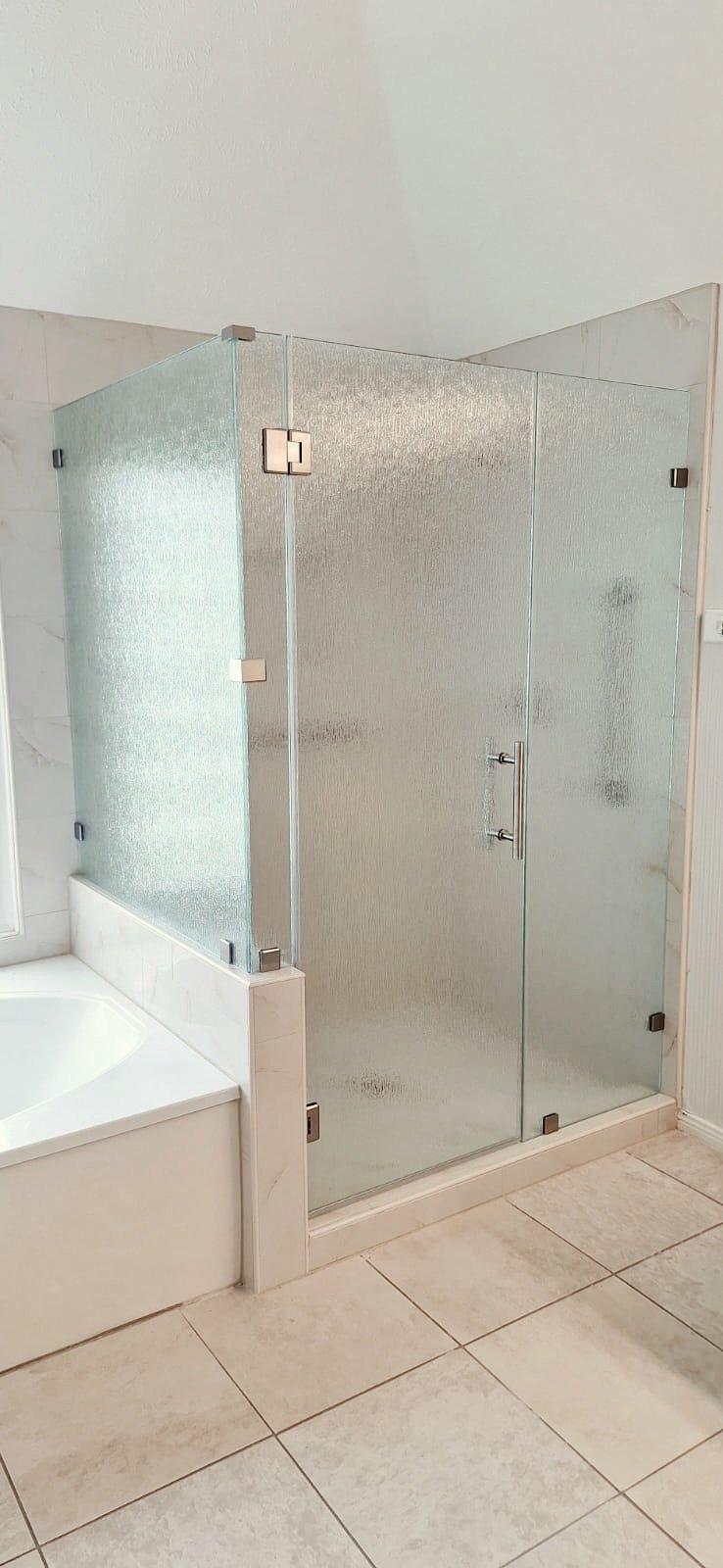 Glas Plus job: 90° angle shower with Rain glass (rain texture) over a wall, next to the tub