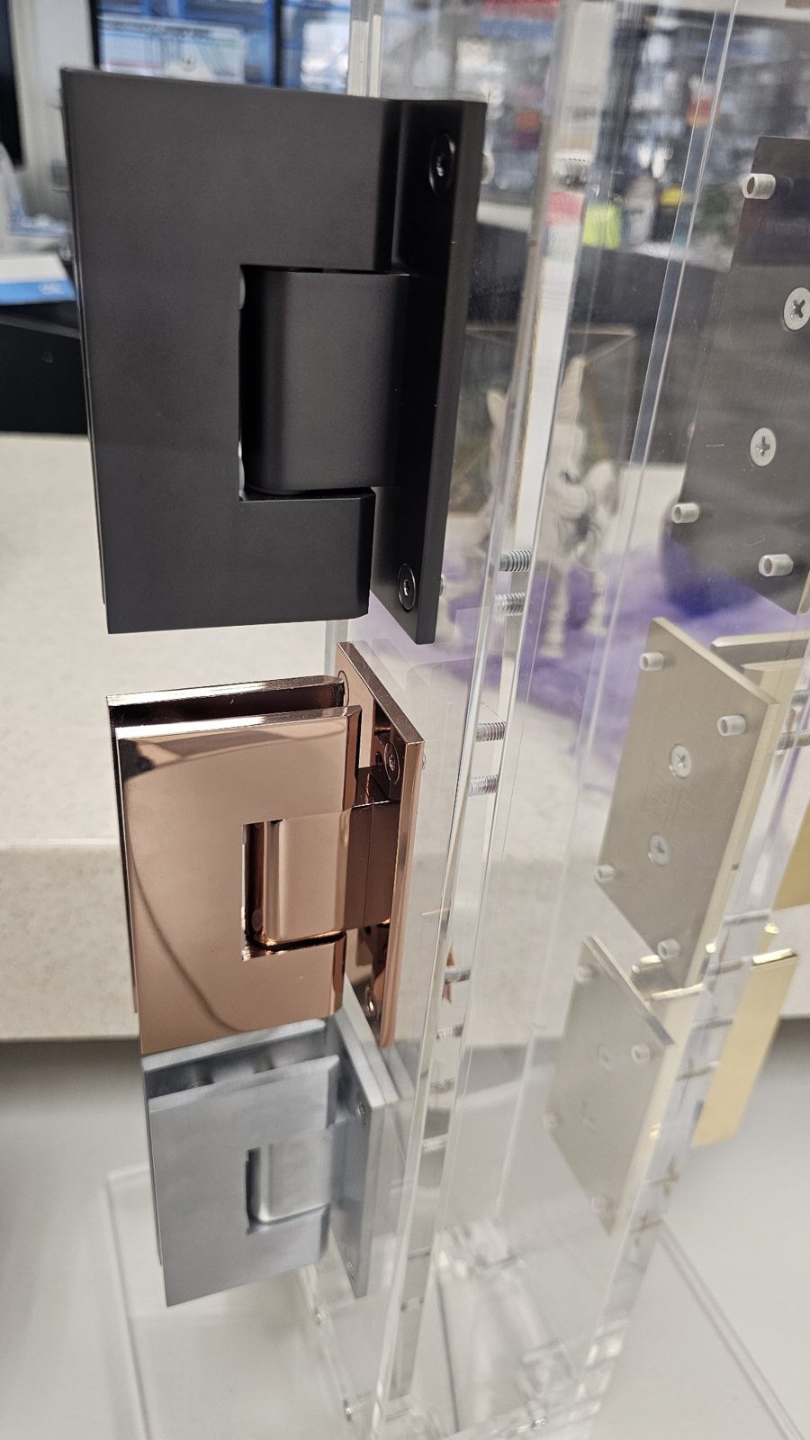 Hinges on a Glas Plus display: matte black, rose gold and satin chrome
