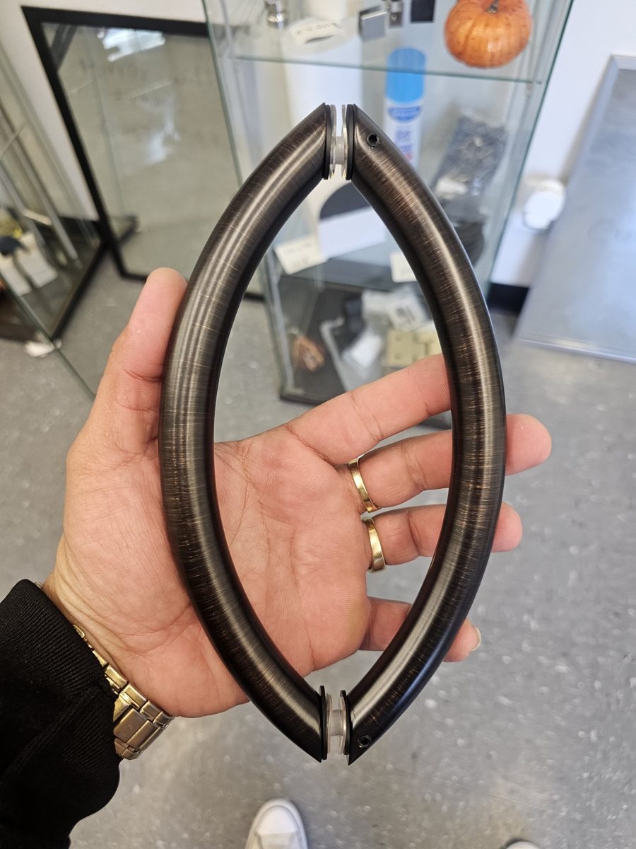 Glas Plus oval handle in dark brushed bronze held in a hand