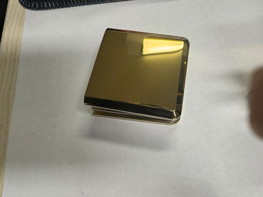 Glas Plus polished gold clip on a white background
