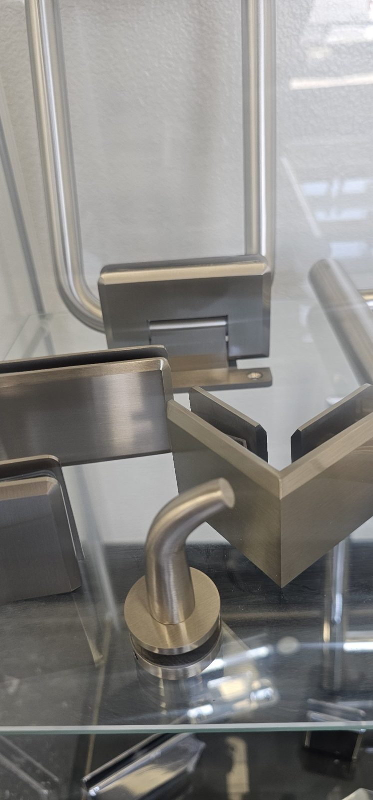 Glas Plus brush nickel hardware close-up: hinges, 90-degree clip and knob in brushed nickel
