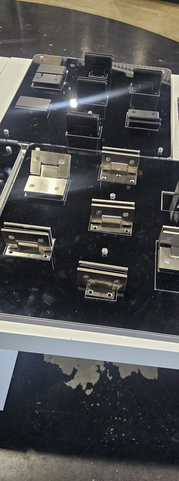 Glas Plus hinge boards: black hinges on top and brushed nickel hinges below