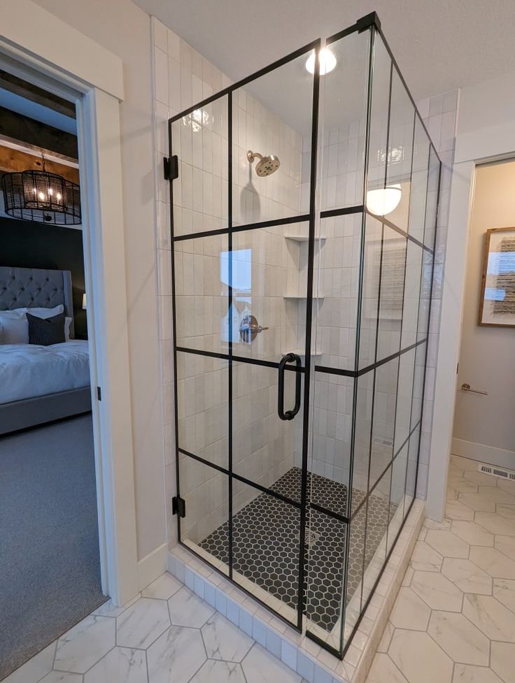 Glas Plus job: industrial style in a corner with black frame and grid, in a light tile shower with a hexagonal floor