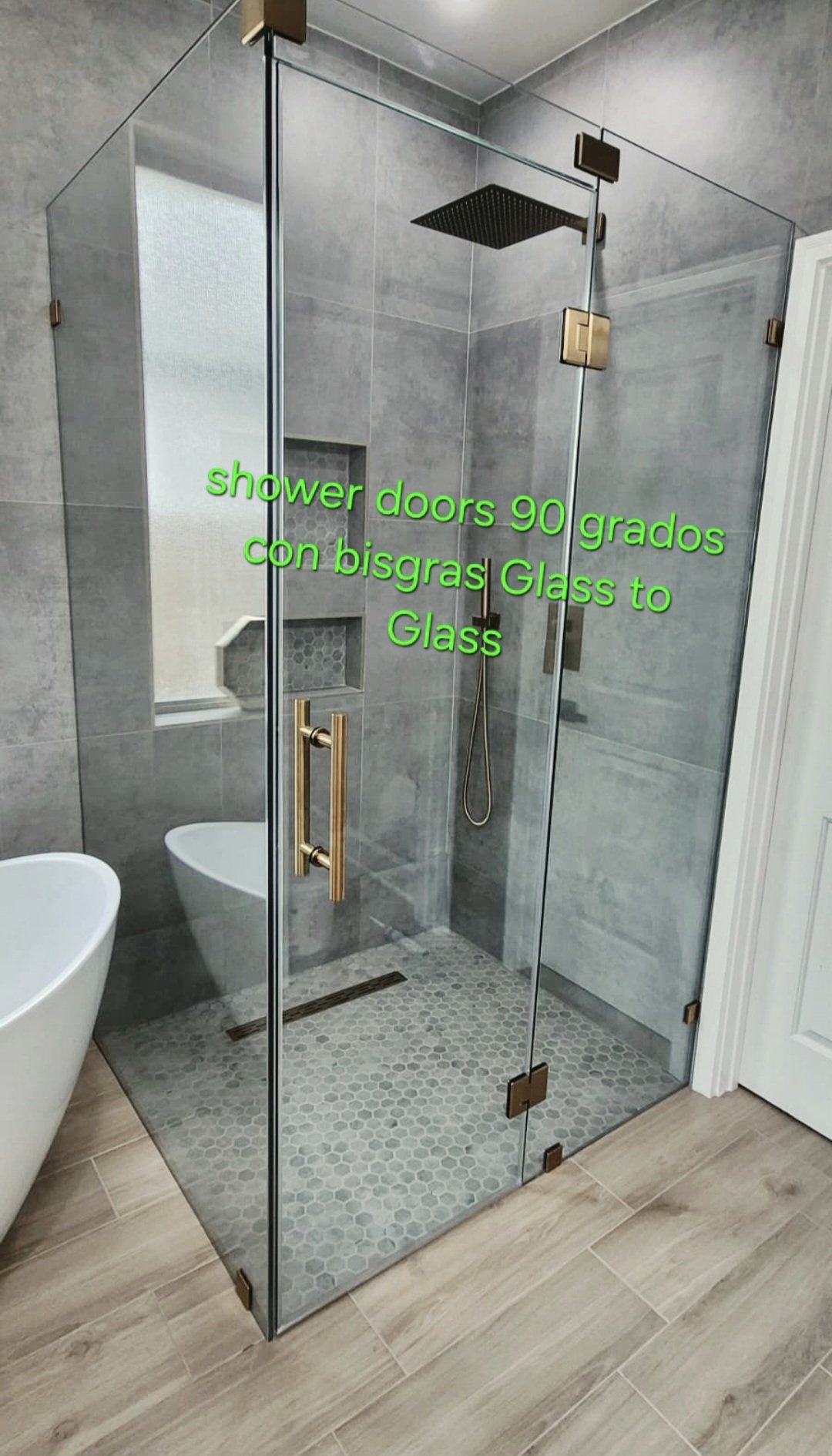 Glas Plus job annotated by the installer: 90° shower doors with glass-to-glass hinges